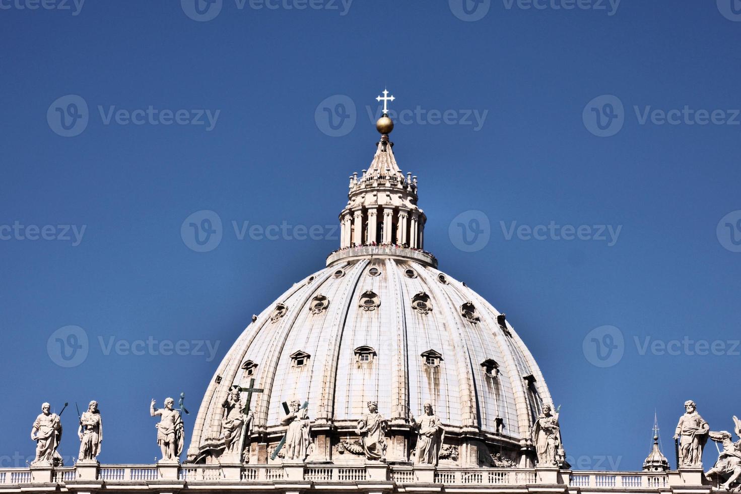 uitzicht op de Sint-Pietersbasiliek in het Vaticaan foto