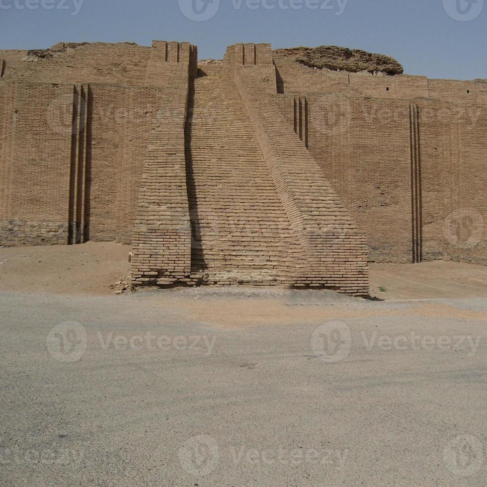 een zicht op de ziggurat in basra in irak foto