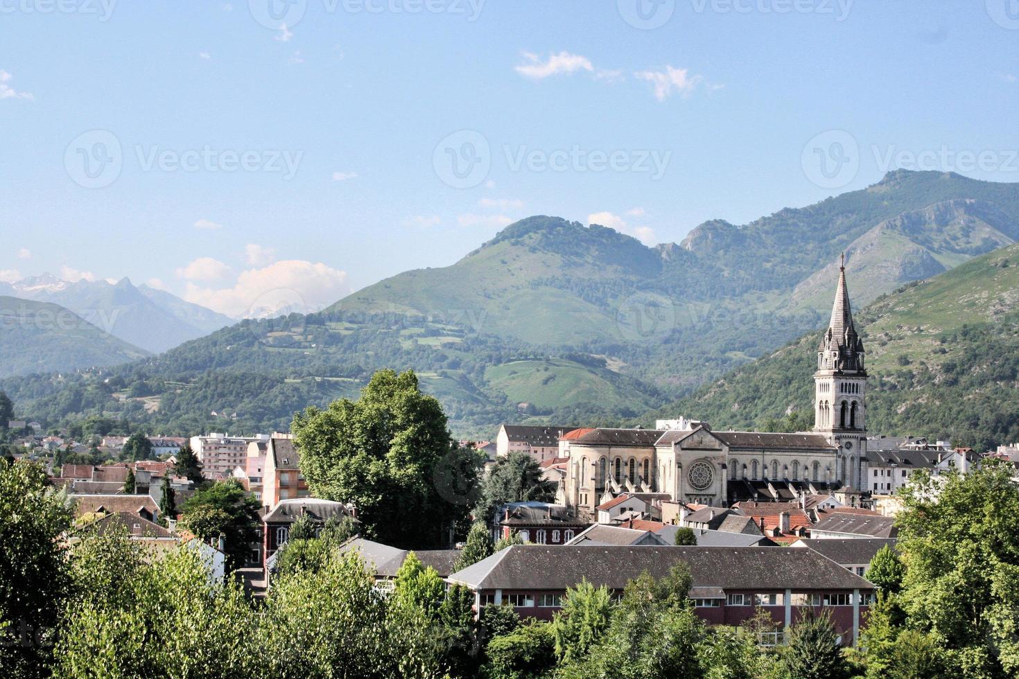 uitzicht op lourdes in frankrijk foto