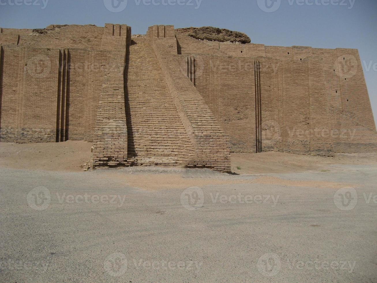 een zicht op de ziggurat in basra in irak foto