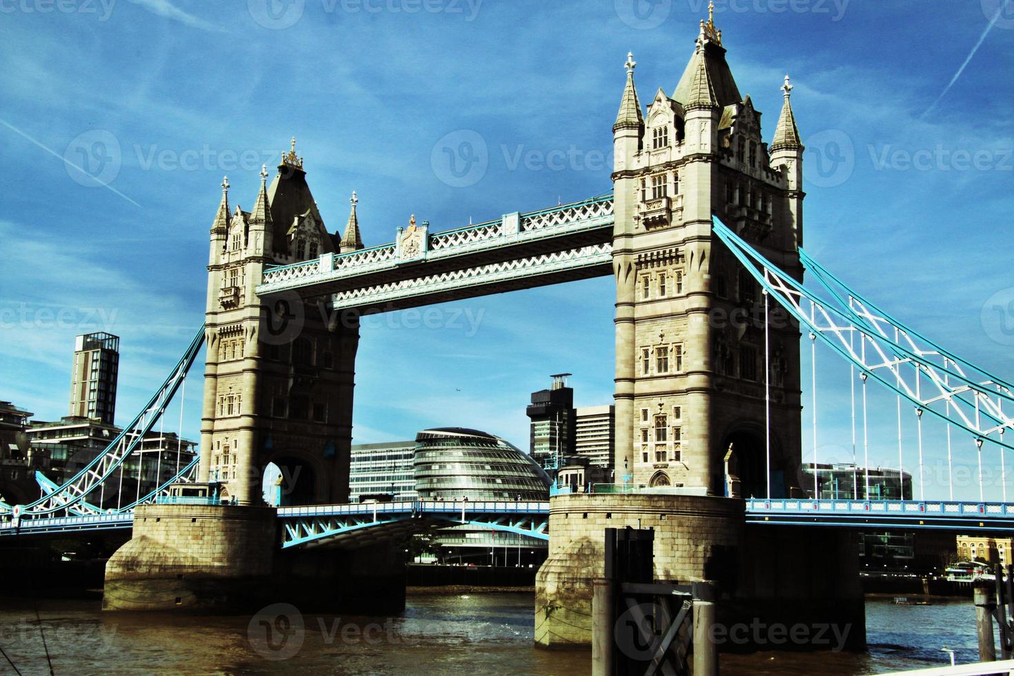 uitzicht op de Tower Bridge in Londen over de rivier de Theems foto