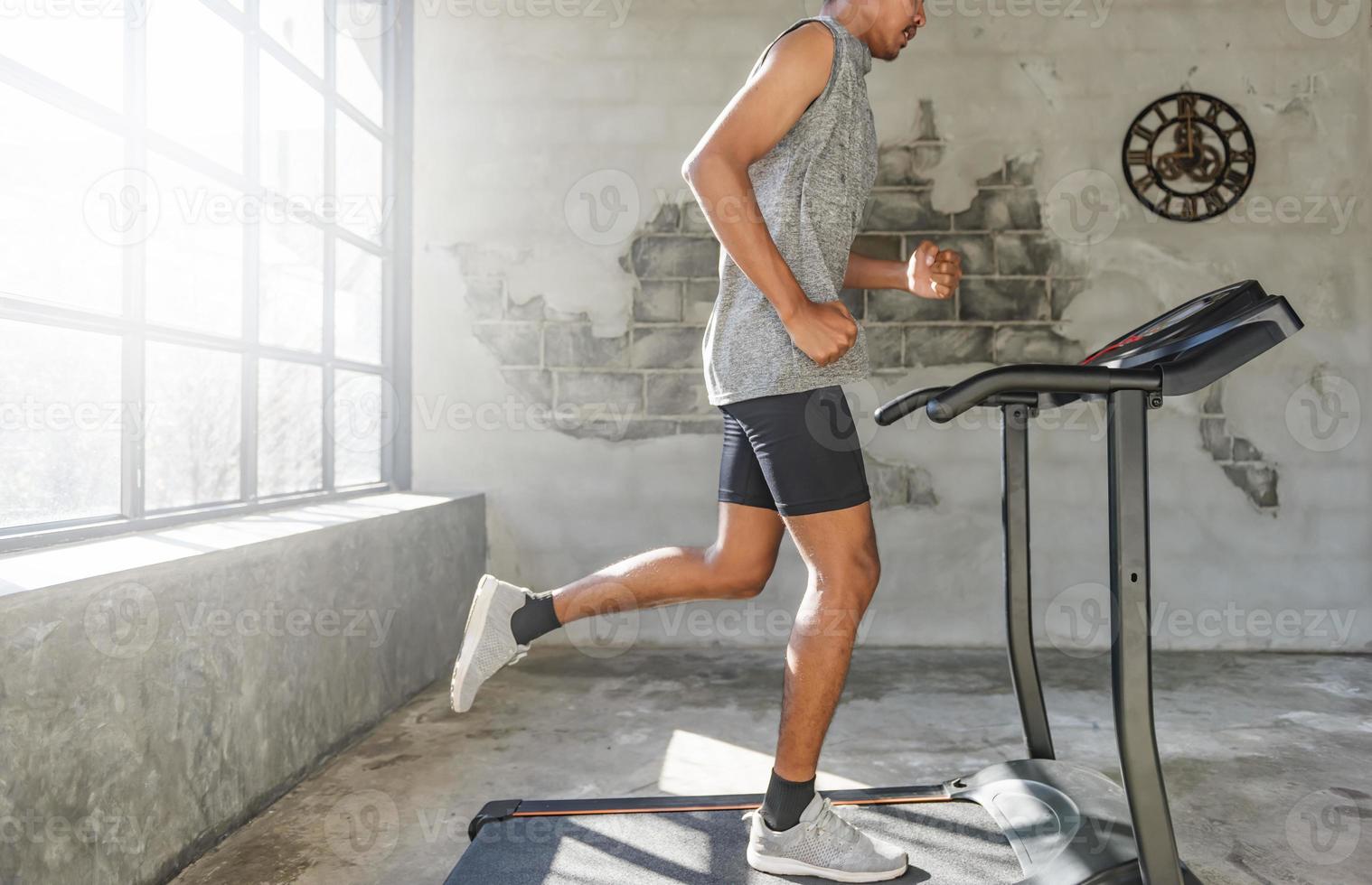 benen van gezonde mensen die trainen op een loopband. foto