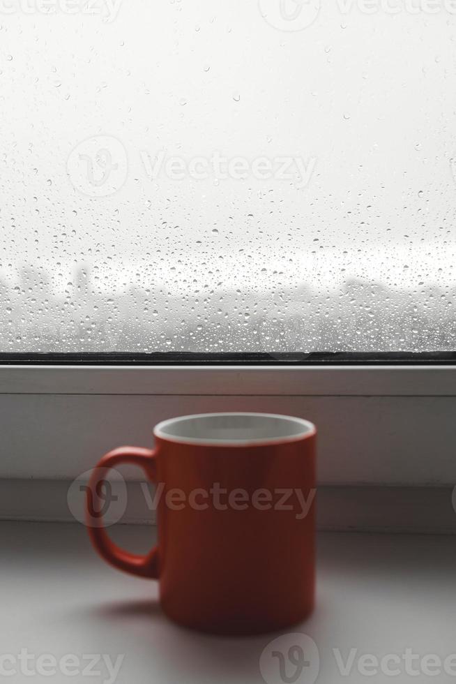 koffiekopje op een regenachtige dag foto