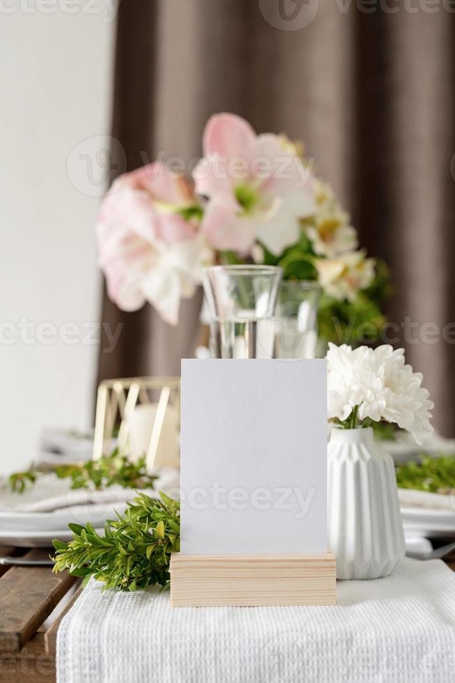 de instelling van de bruiloftstafel en het decor op houten tafel in rustieke stijl, mockup-tafelnummer foto