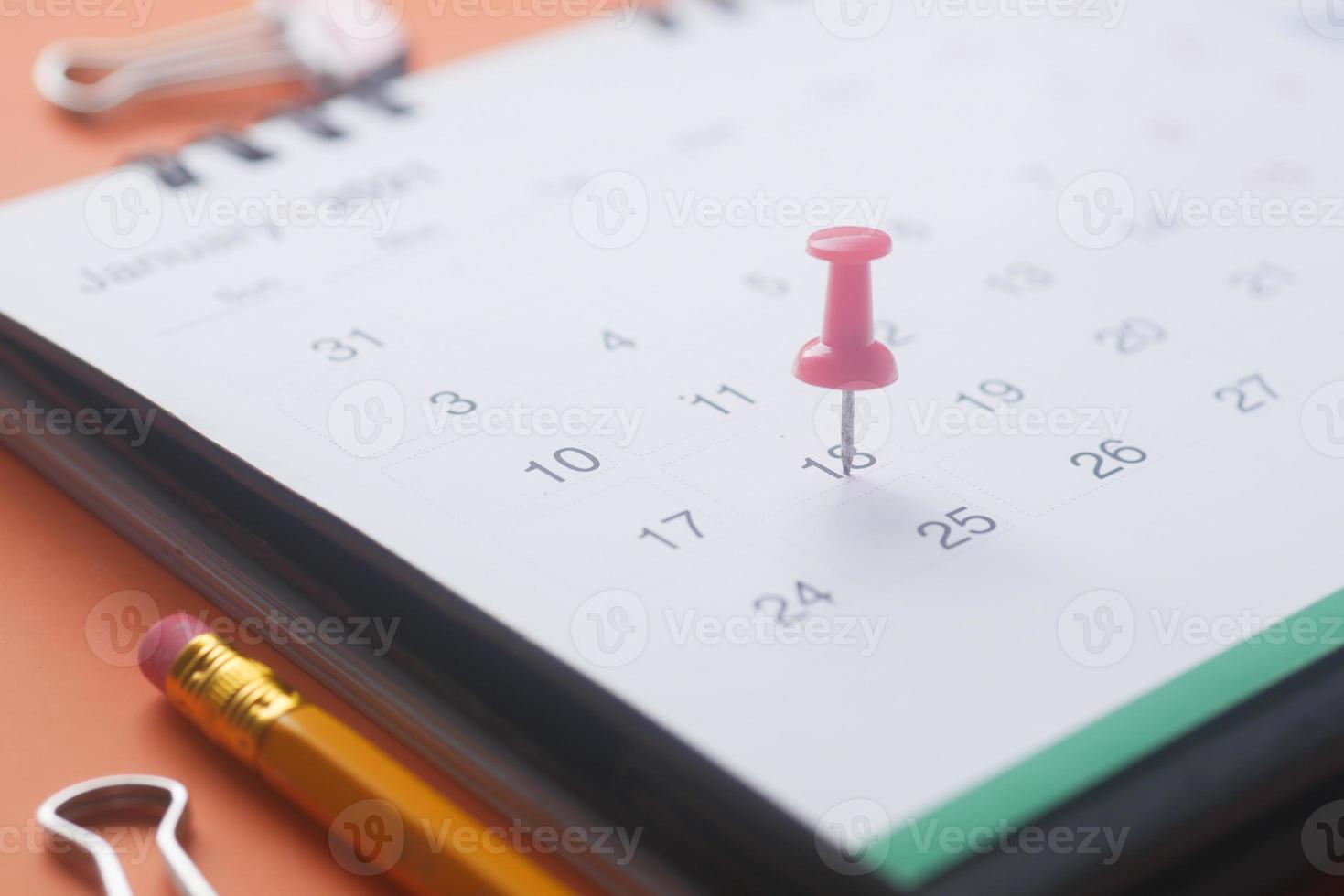 deadline concept met rode markering op kalenderdatum foto