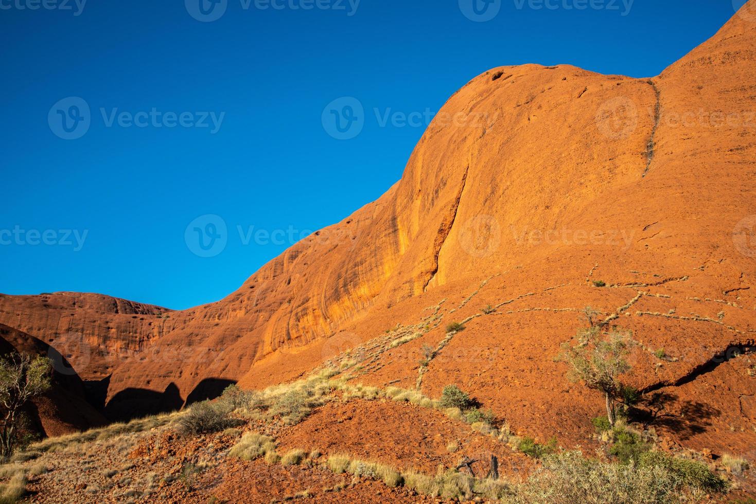 het droge, ruige terreinlandschap in het Australische binnenland van de noordelijke staat van Australië. de outback is een van de meest unieke omgevingen op aarde. foto