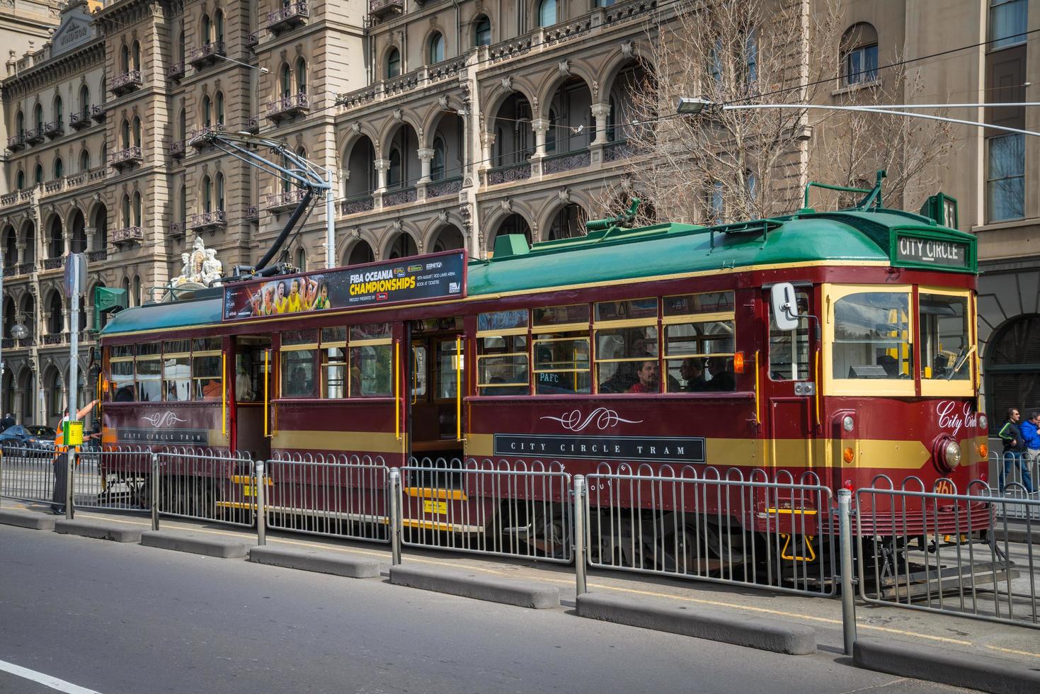 Melbourne, Australië - 22 augustus 2015 - een W7-klasse tram op Flinders Street van Melbourne, de hoofdsteden van de staat Victoria, Australië. foto