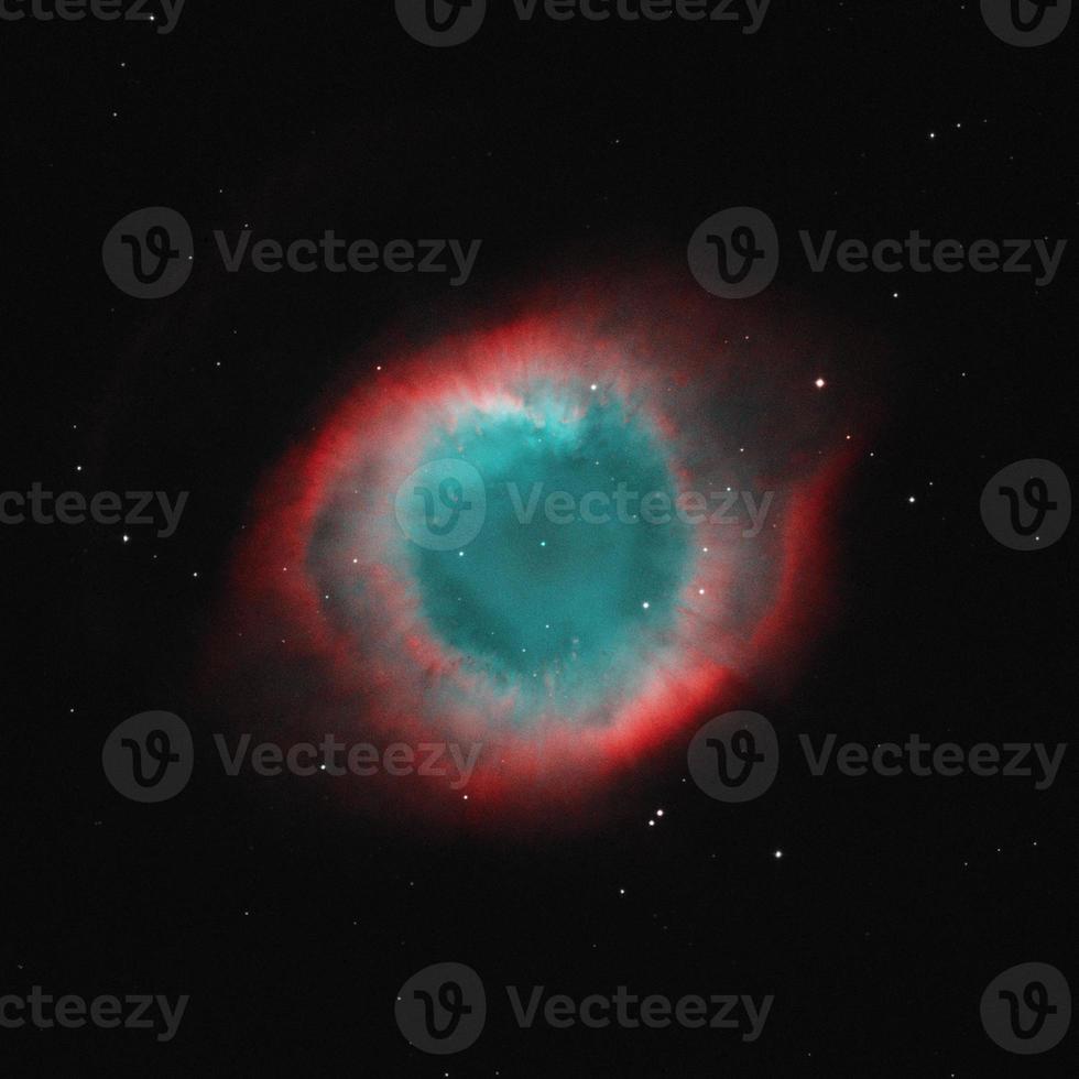 helixnevel afgebeeld door de verre robottelescopen van de telescoop live in smalbandfilters hoo, rode en cyaan nevel, planetaire nevel op een donkere hemel foto