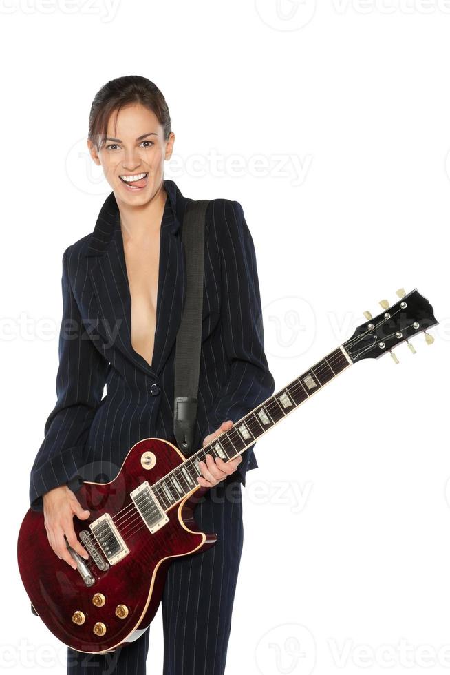 vrouw speelt elektrische gitaar foto