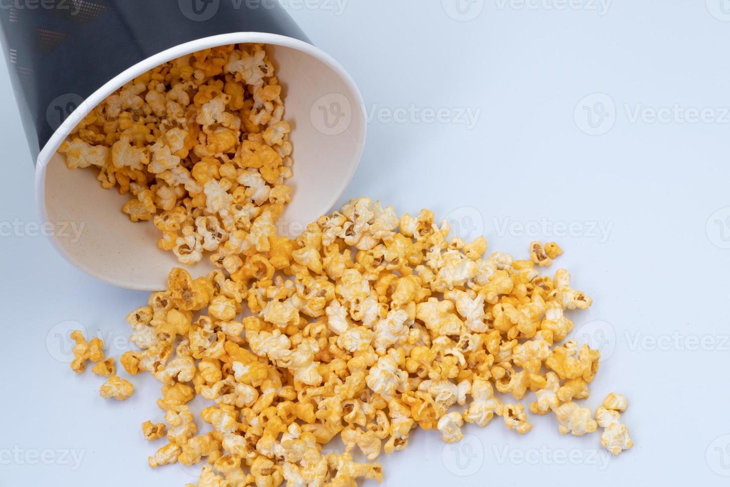 de popcorn werd uit de emmer gegoten. schot van bovenaanzicht. foto