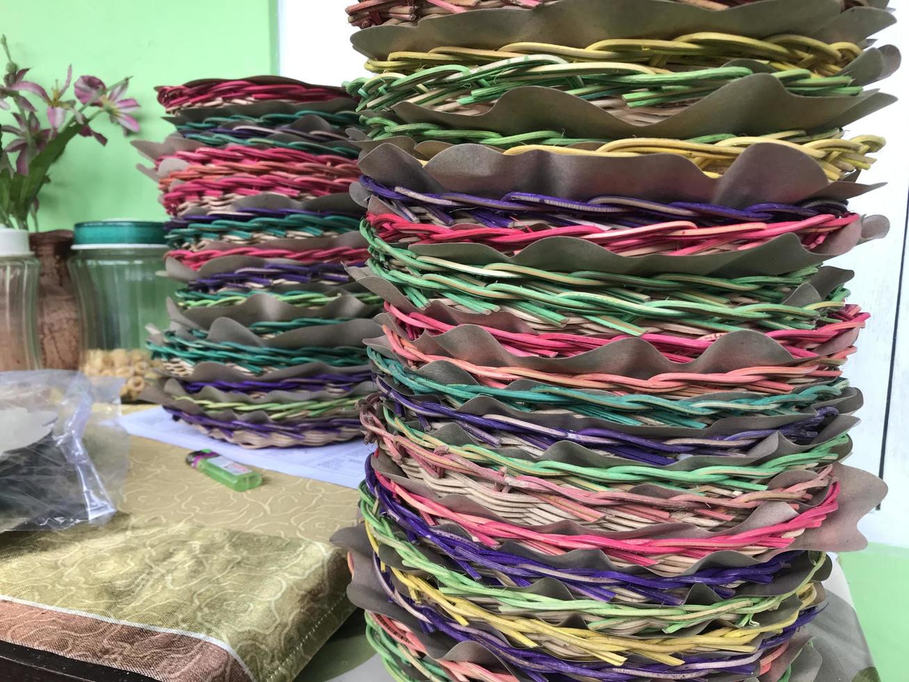 borden gemaakt van geweven bamboe voor eid om het praktischer te maken foto