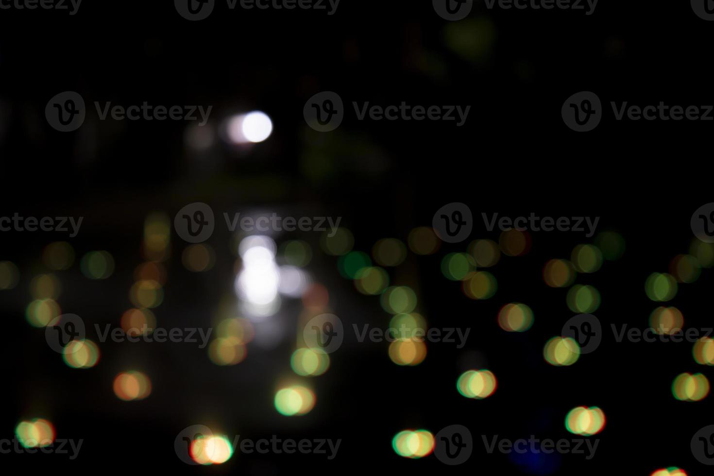 abstracte bokeh lichteffecten op de nacht. zwarte achtergrond met kleurrijke lichteffecten. achtergrond met vervaging bokeh effecten. abstracte achtergrond textuur foto