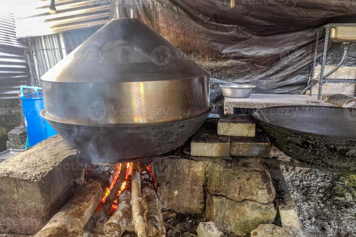 gigantische pan en keuken in oude stijl. foto