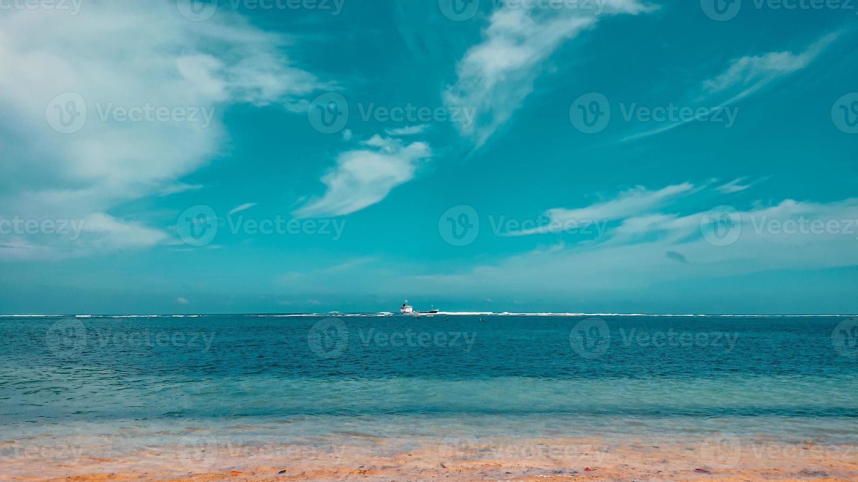 prachtig strandlandschap met heldere blauwe lucht foto