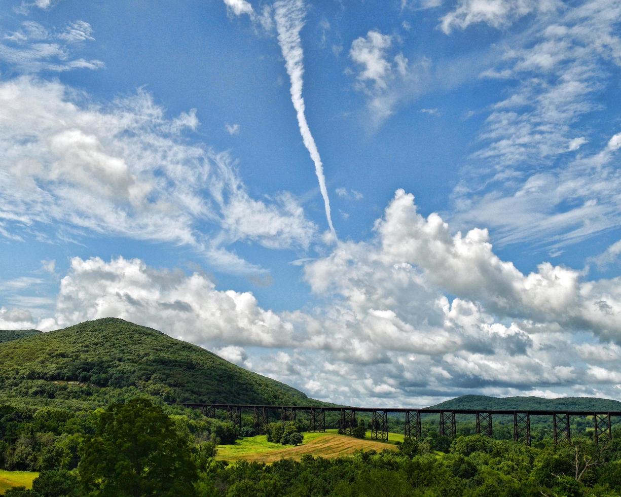 moodna viaduct met wolken in de zomer foto