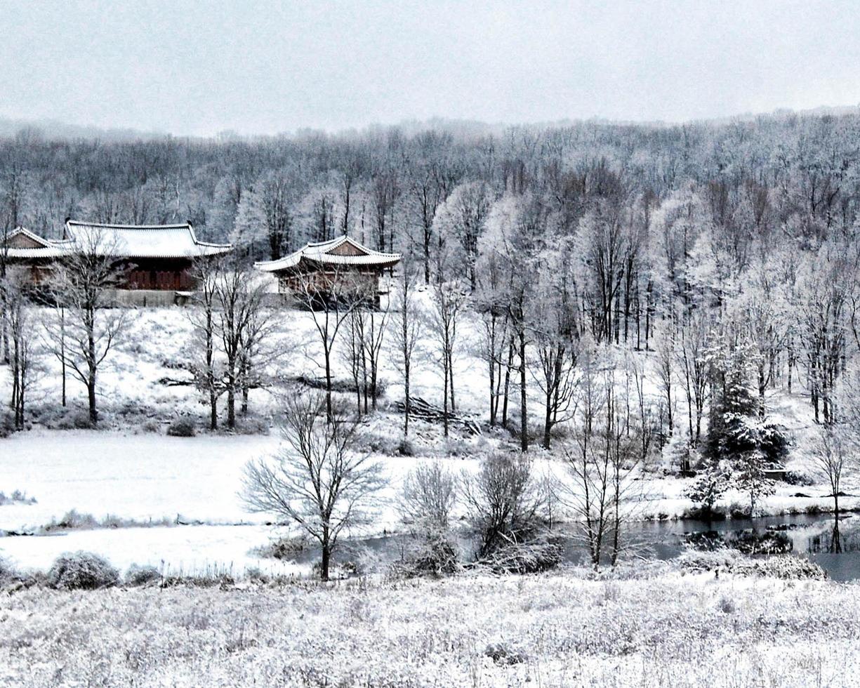 boeddhistische tempel in de sneeuw foto