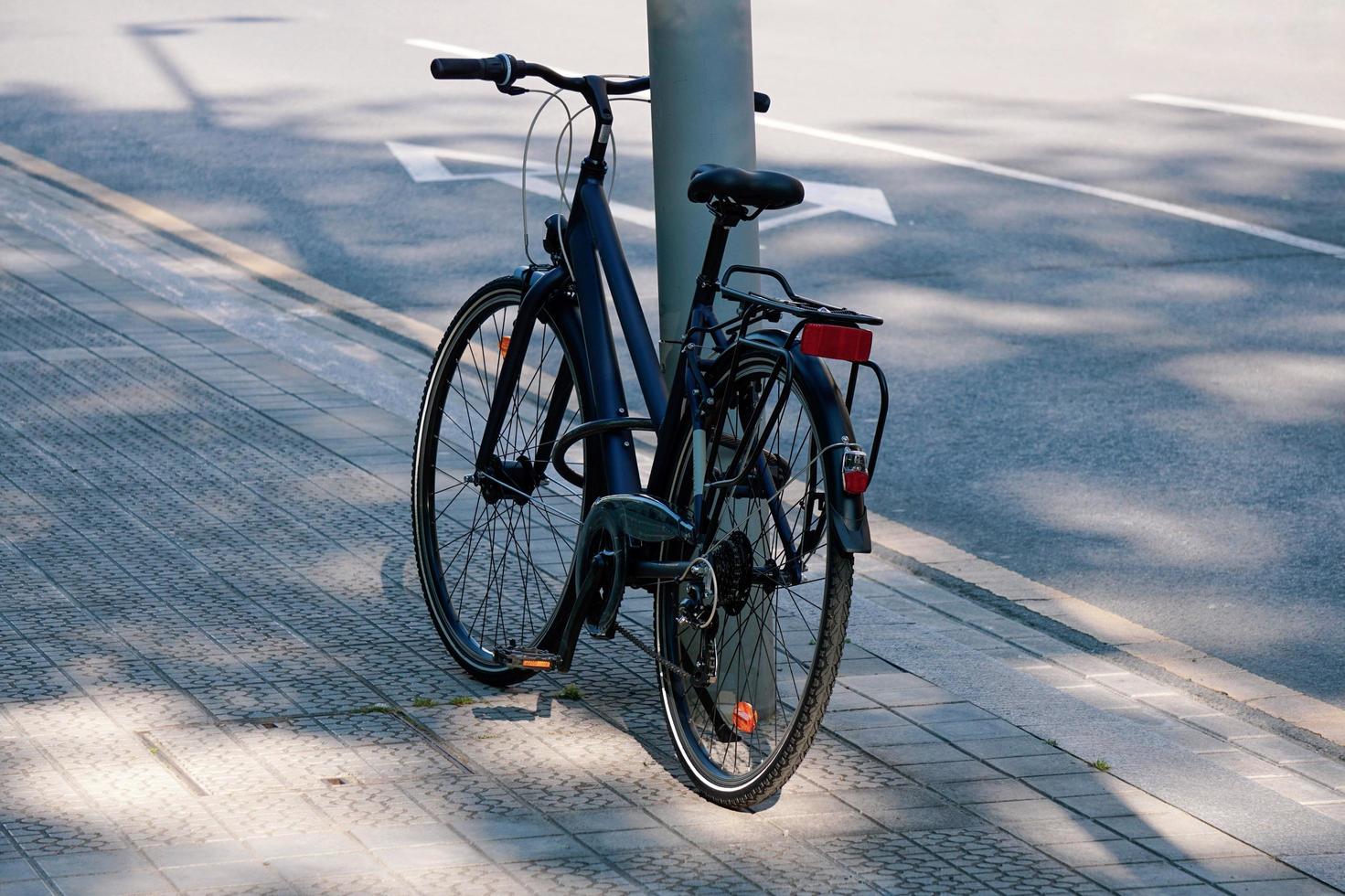 vervoermiddel op de fiets in de stad foto