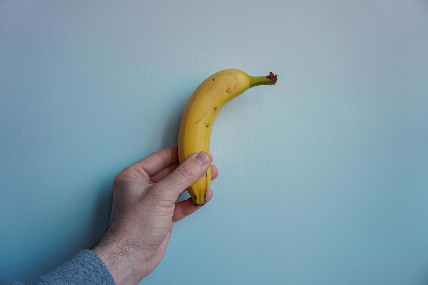 hand met een banaan, gezond fruit foto