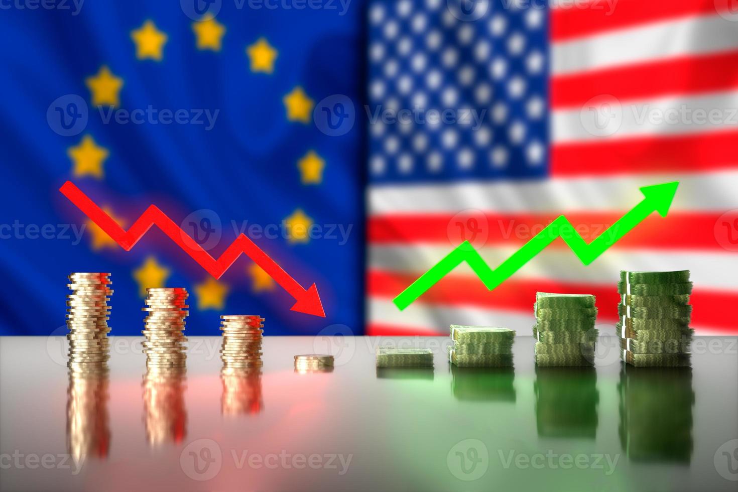 3D illustratie. stapels euromunten en dollarbiljetten met afnemende en groeiende pijlen. foto