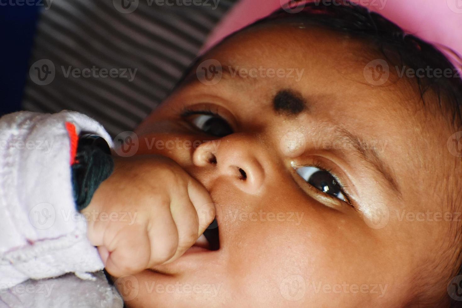 een schattig klein babymeisje in vreugdestemming foto