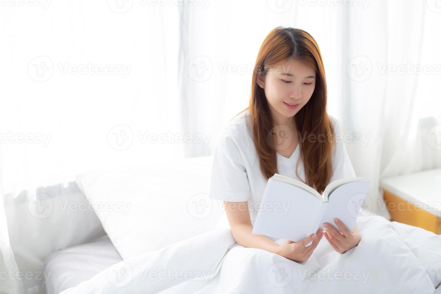 mooi van portret jonge aziatische vrouw ontspannen zittend leesboek op slaapkamer thuis, meisje studie literatuur, onderwijs en llifestyle concept. foto