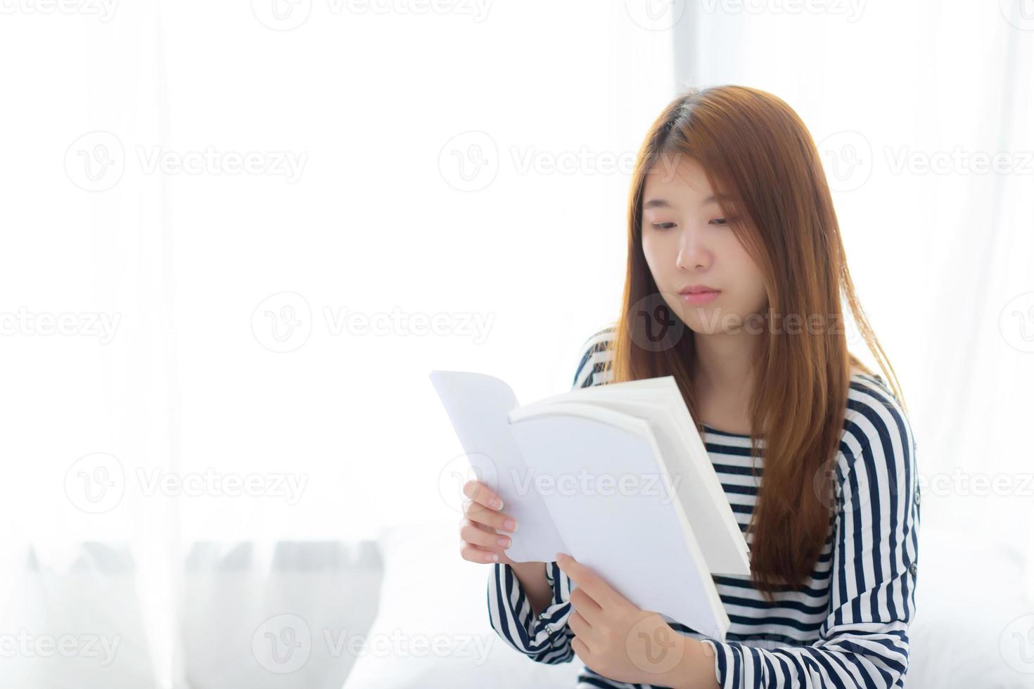 mooi van portret jonge aziatische vrouw ontspannen zittend leesboek op slaapkamer thuis, meisje studie literatuur, onderwijs en llifestyle concept. foto