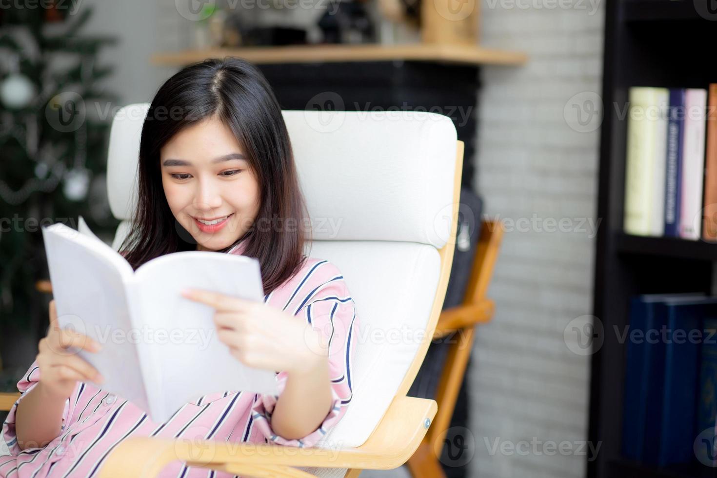 mooi van portret jonge aziatische vrouw ontspannen zitten leesboek in woonkamer thuis, meisje studie literatuur, onderwijs en llifestyle concept. foto