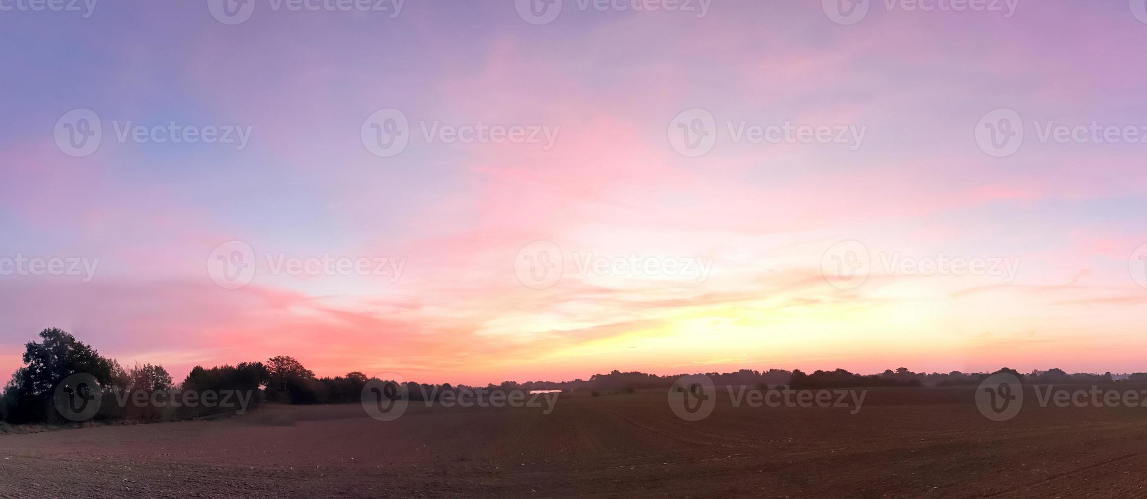 zonsondergang hoge resolutie panorama van een Noord-Europees land landschap. foto