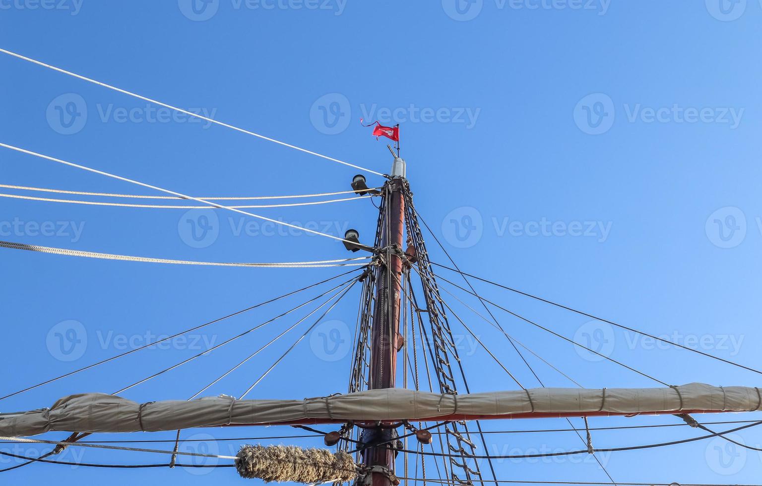 zeilschip mast tegen de blauwe lucht op sommige zeilboten met tuigage details. foto