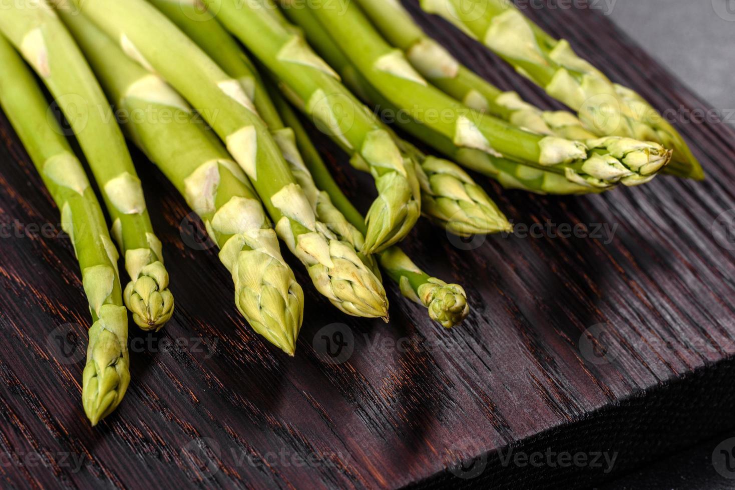 bos verse rijpe groene asperges biologische groenten klaar om te koken of te grillen foto