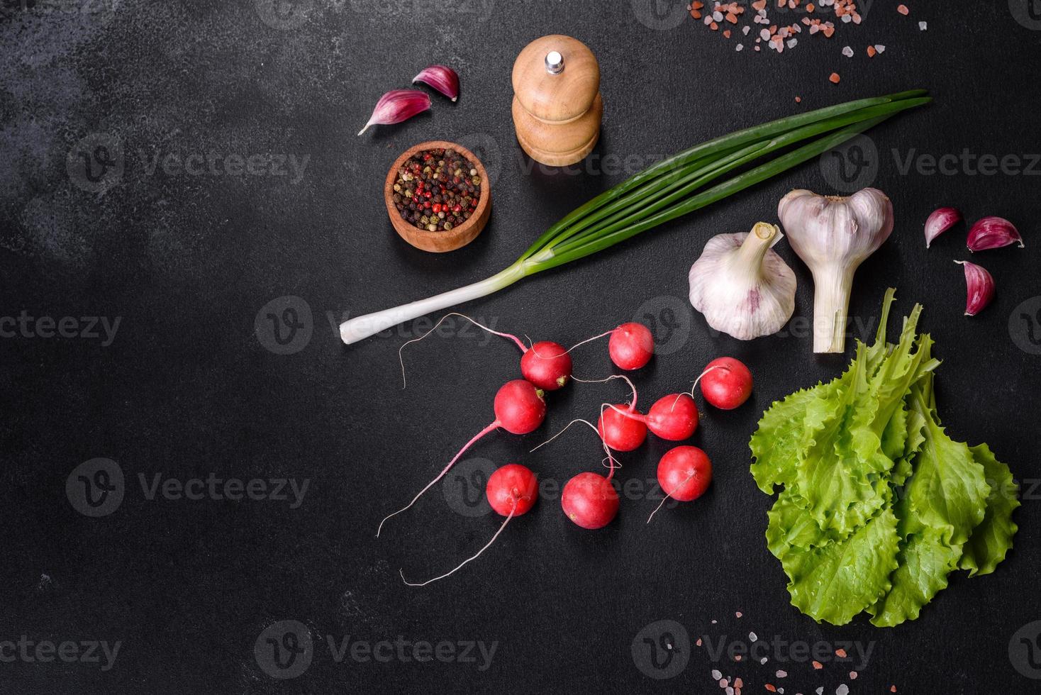 heerlijke verse rode radijs als ingrediënt om lentesalade te maken op houten snijplank foto