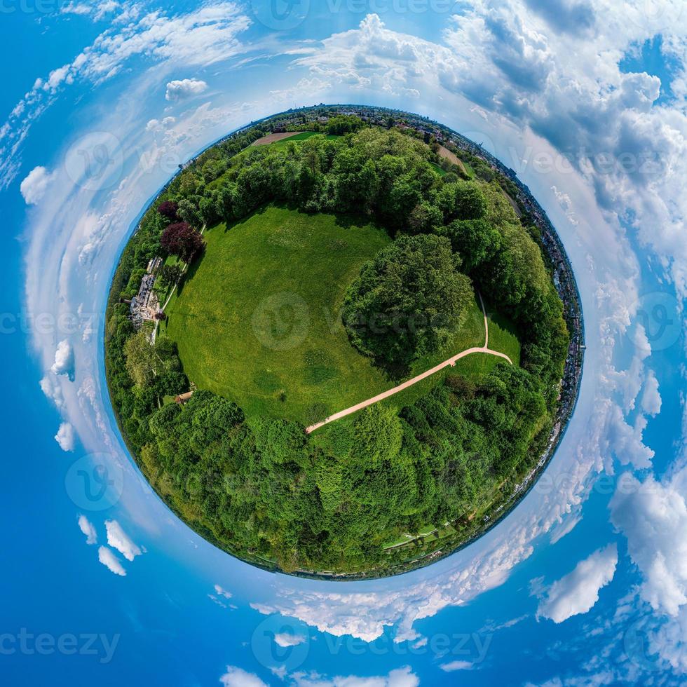 kleine planeet panoramische luchtfoto. groene grasbal. foto