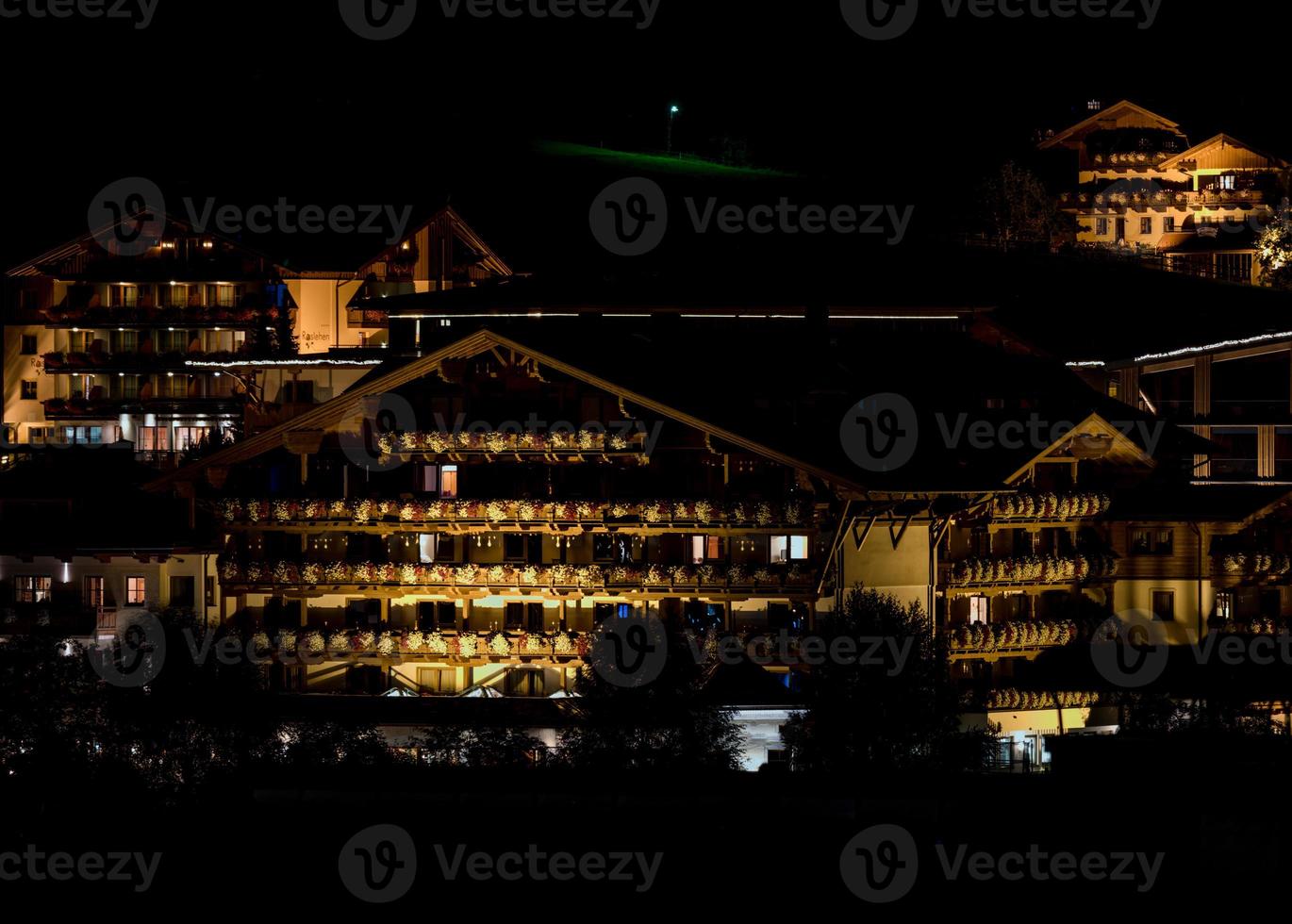 de lichten van hotels die 's nachts op een helling staan. foto