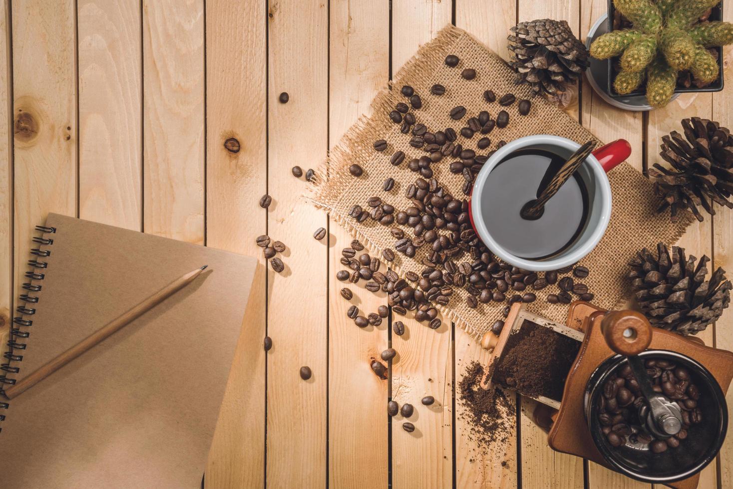 koffiekopje en koffiebonen op tafel. het concept van warme dranken foto