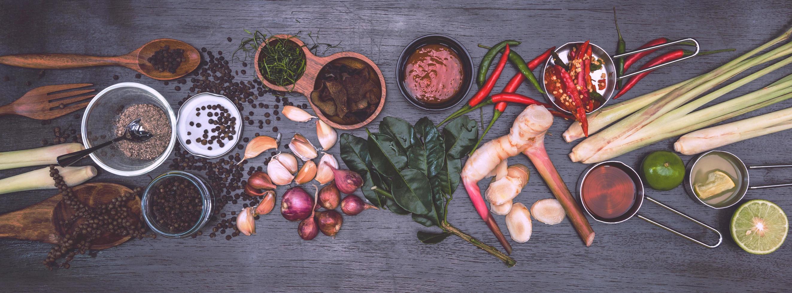 gezond voedingsconcept met veel voedingsvezels met fruit, groenten met een hoog gehalte aan antioxidanten. specerijen en kruiden noten, zaden. tom jammie, Thais eten. vrije ruimte voor uw tekst. foto