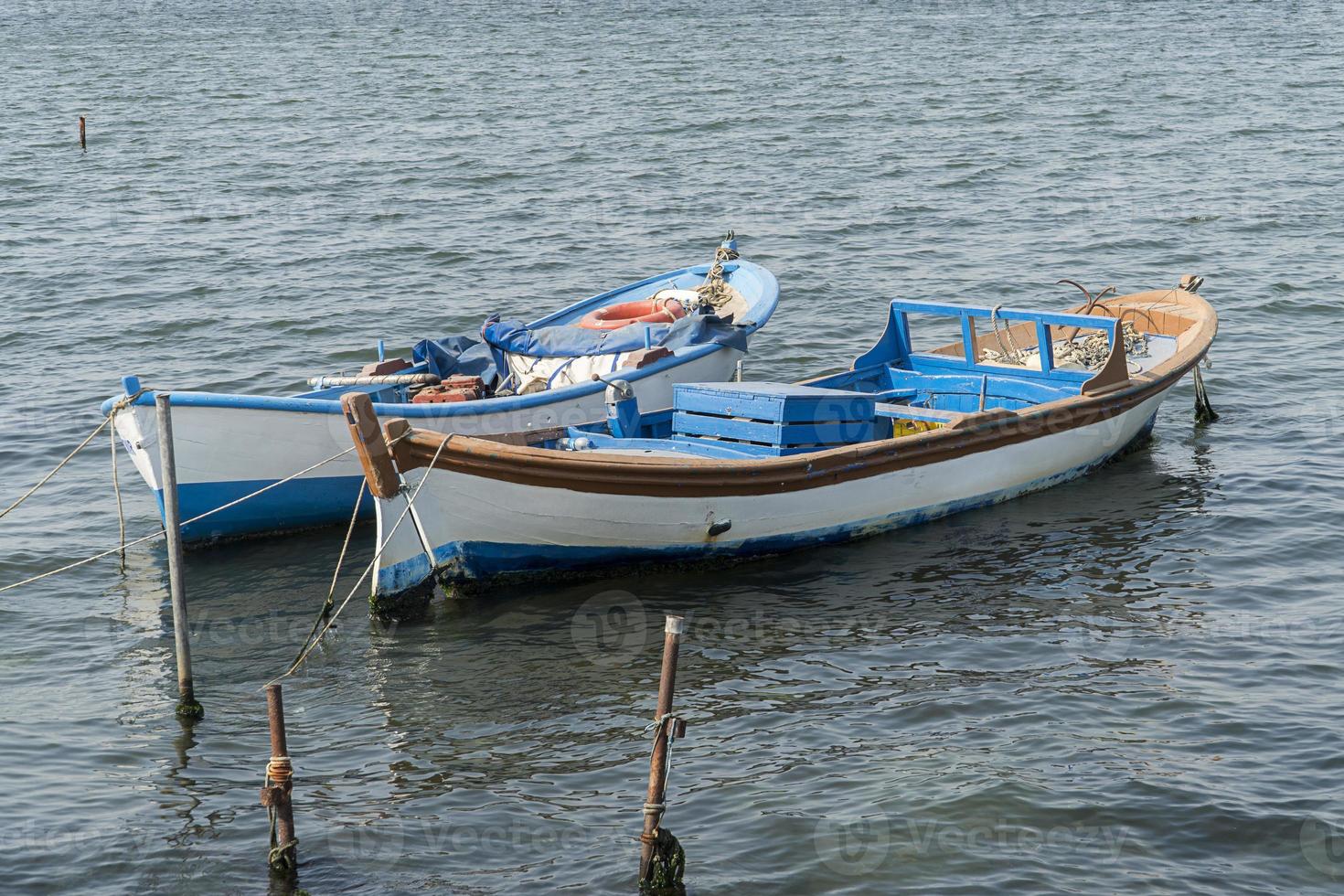 de verankerde schepen in de haven foto