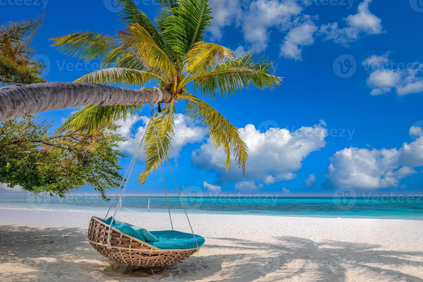 zomer paar reizen, tropisch strandparadijs. zomerlandschap, strandschommel op wit zand, kalme zee sereen strand. luxe strandscène vakantie zomervakantie. exotisch eiland natuur reisbestemming foto