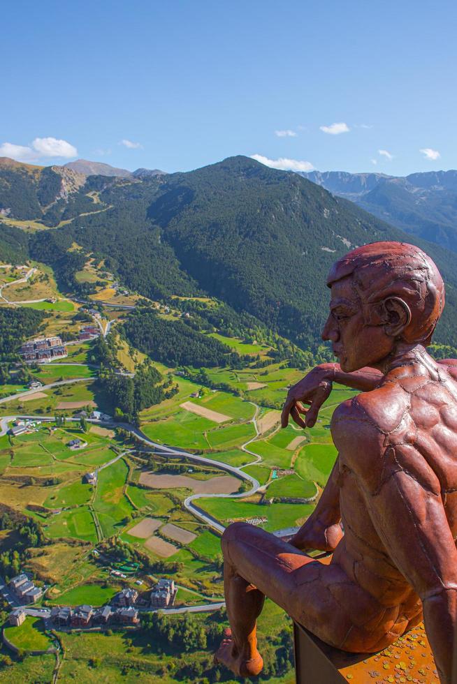 canillo, andorra, 2022 - een mannenstandbeeld in het observatiedek van roc del quer tijdens een zonnige lentedag in canillo, andorra foto