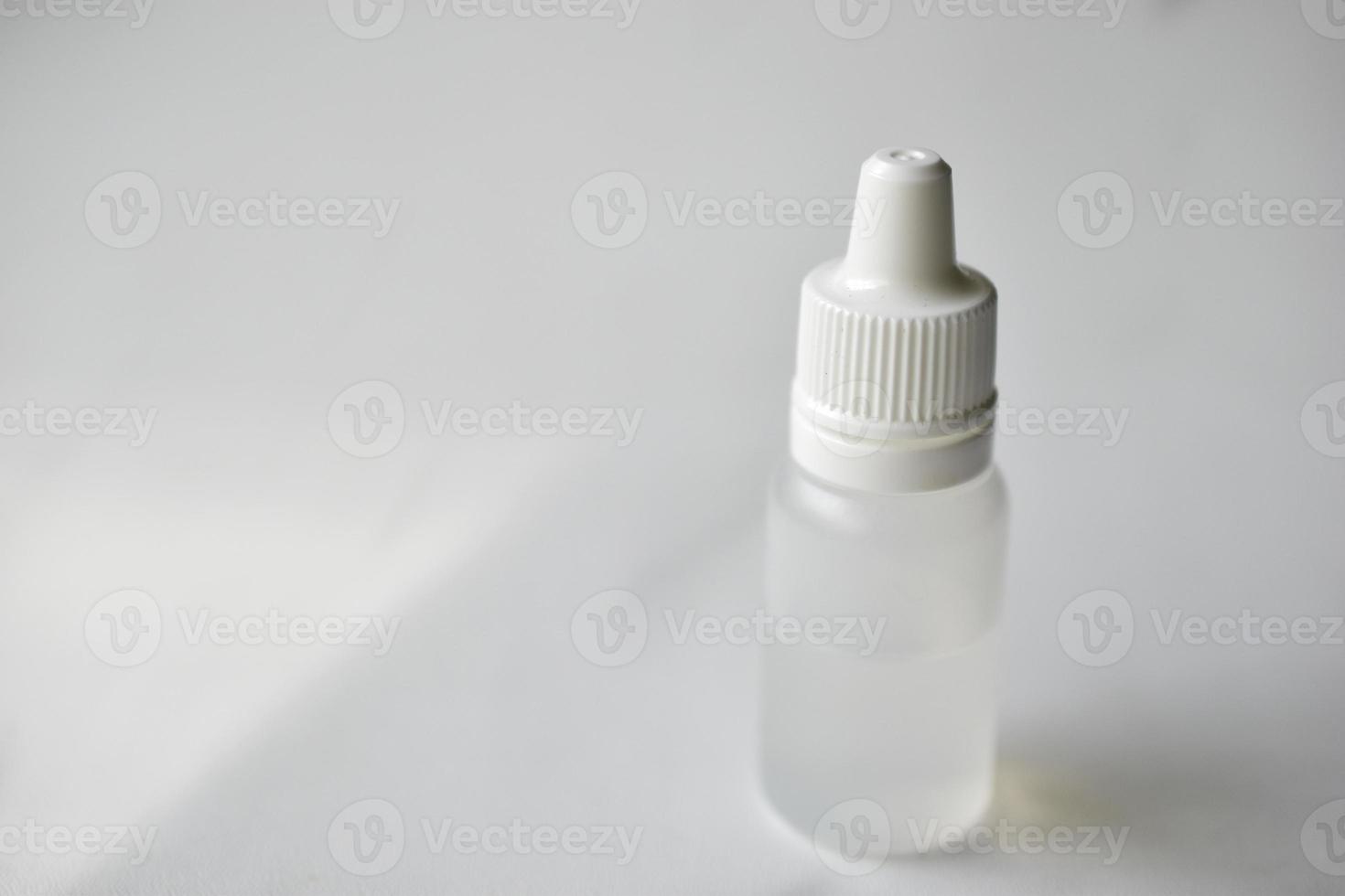 plastic fles met druppels voor neus en loopneus foto