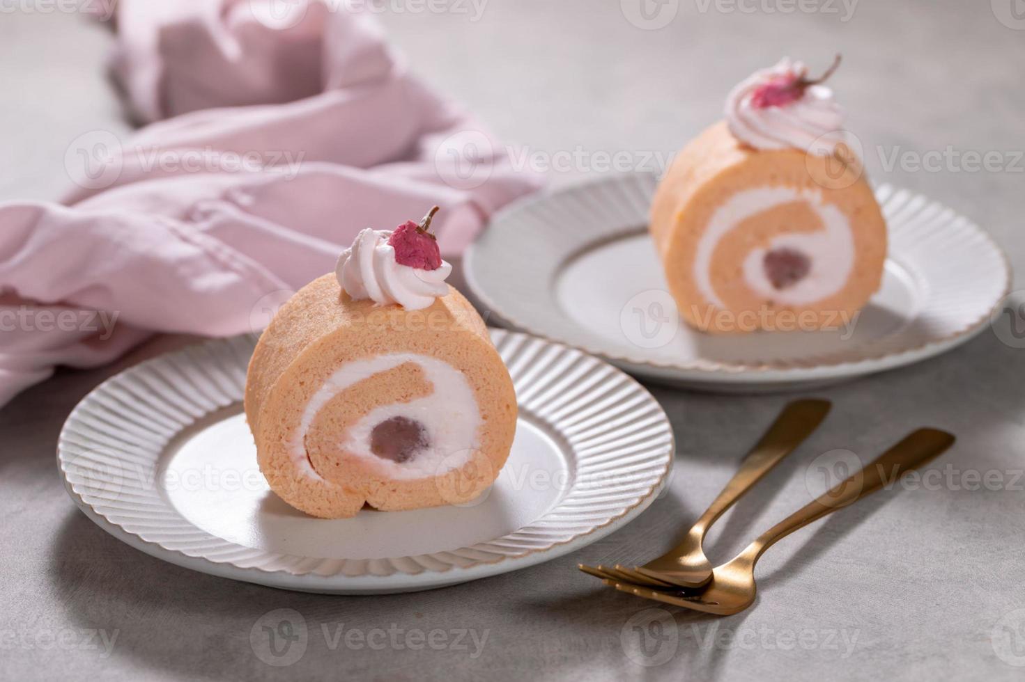 roll cake met kersenbloesemsmaak of swiss roll met slagroom en kersenbloesembonenjam foto