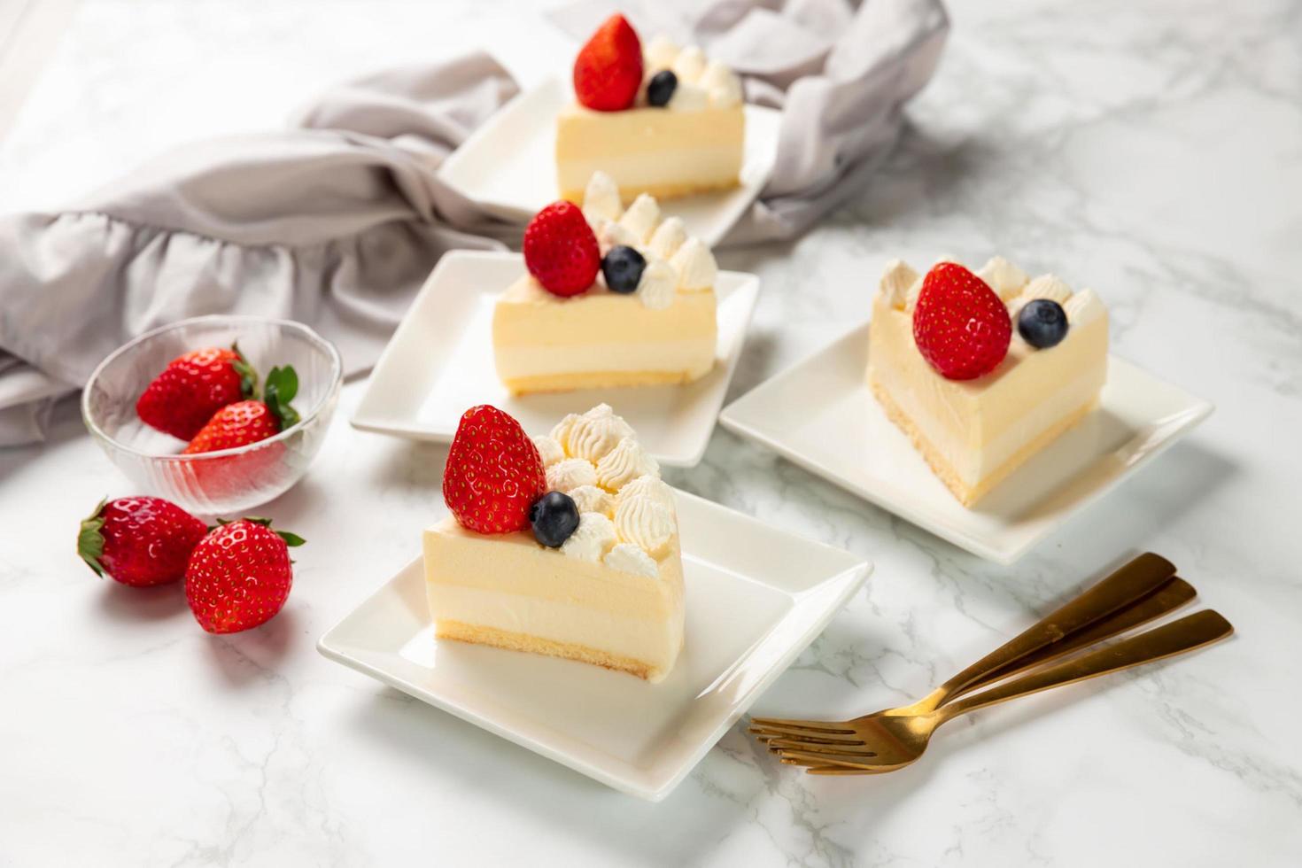 heerlijke cheesecake met verse aardbeien en bosbessen zonder bakken op marmeren tafel foto