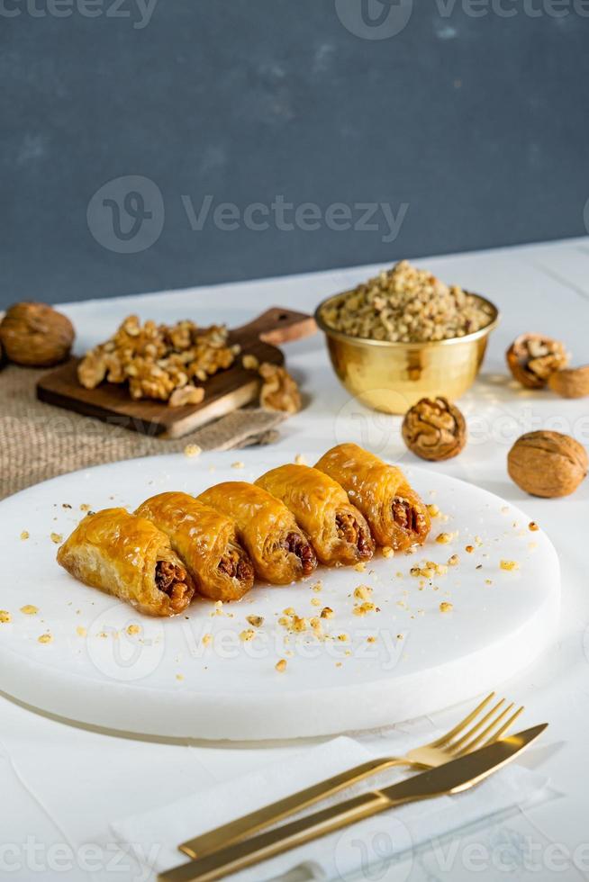 walnoot baklava op wit marmer. traditioneel Midden-Oosters dessert. Turkse antep baklava. foto