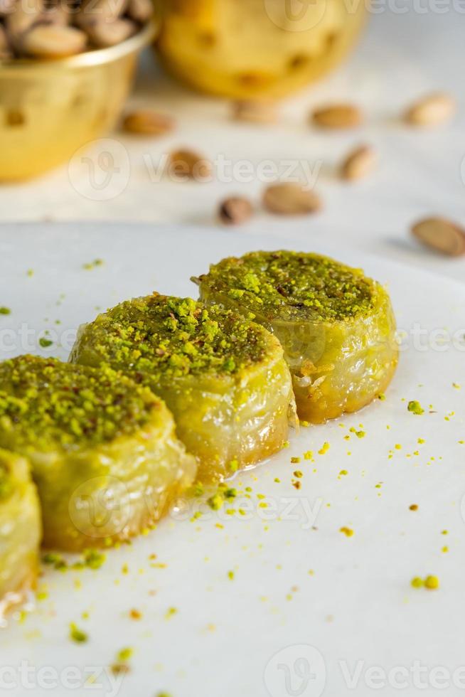 pistache baklava op wit marmer. traditioneel Midden-Oosters dessert. Turkse antep baklava. foto