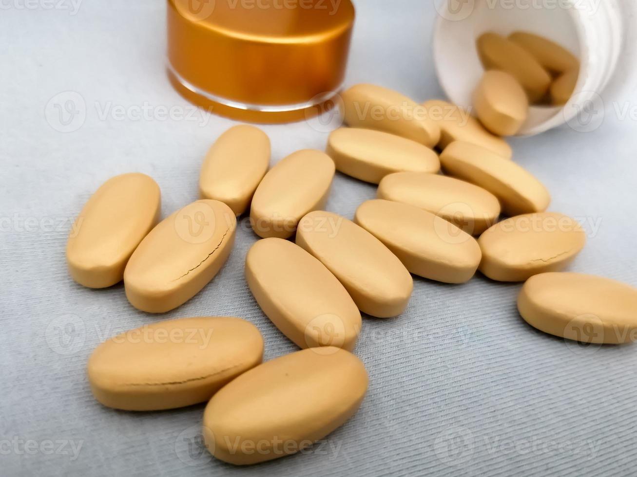 farmaceutische geneeskunde pillen of tabletten op witte achtergrond. foto