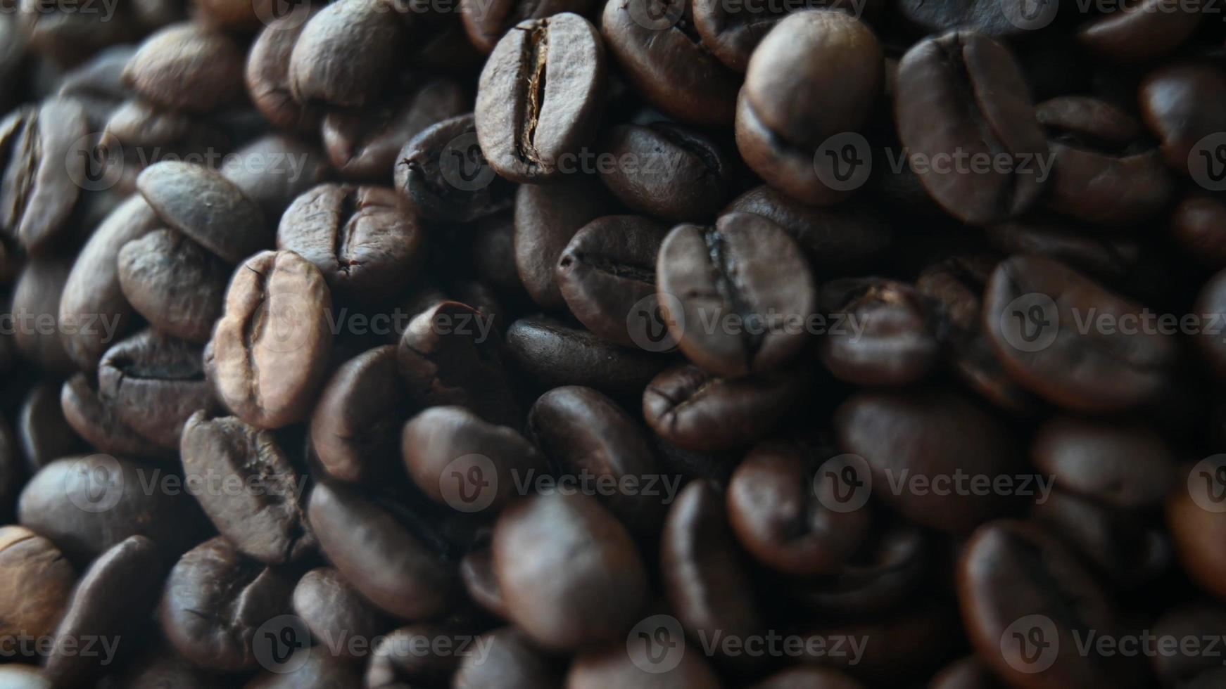 zwarte koffie in beweging in een cirkel, van bovenaf bekeken foto