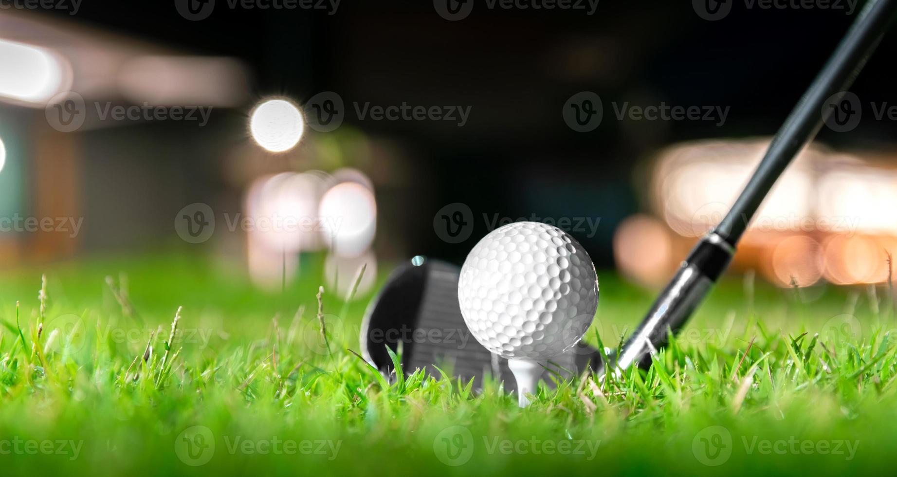 golfbal op tee in prachtig gras op golfbaan voor schot naar hole in one in competitie met ijzer 7 foto