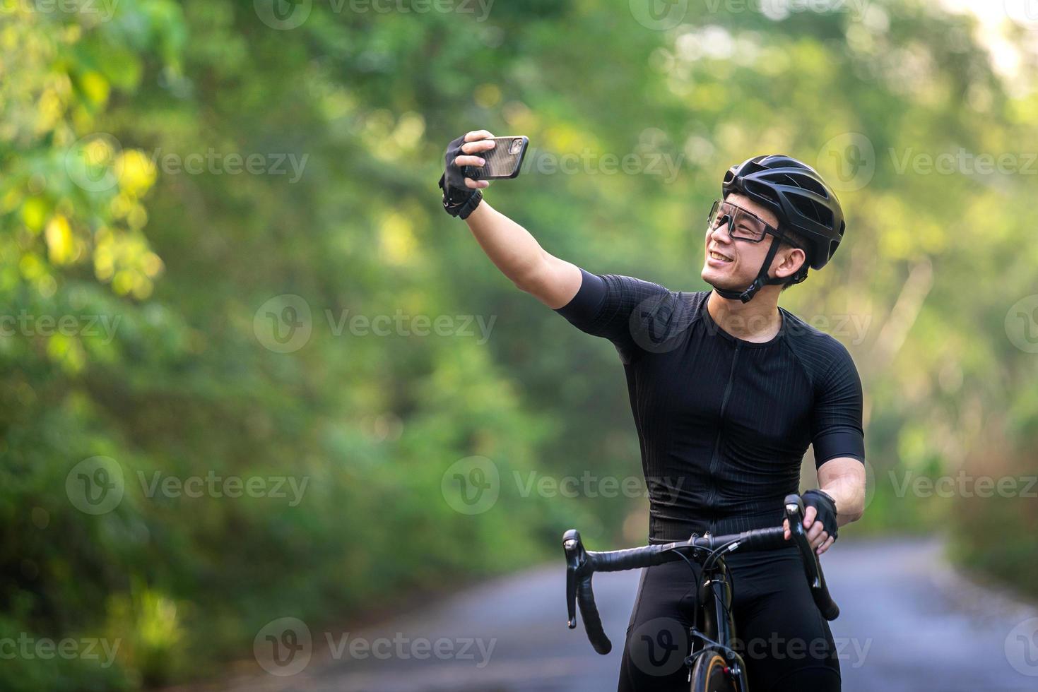 happy cycling selfie zijn foto voor sociaal tijdens rit fietsen op straat, weg, met hoge snelheid voor oefenhobby en competitie in professionele tour
