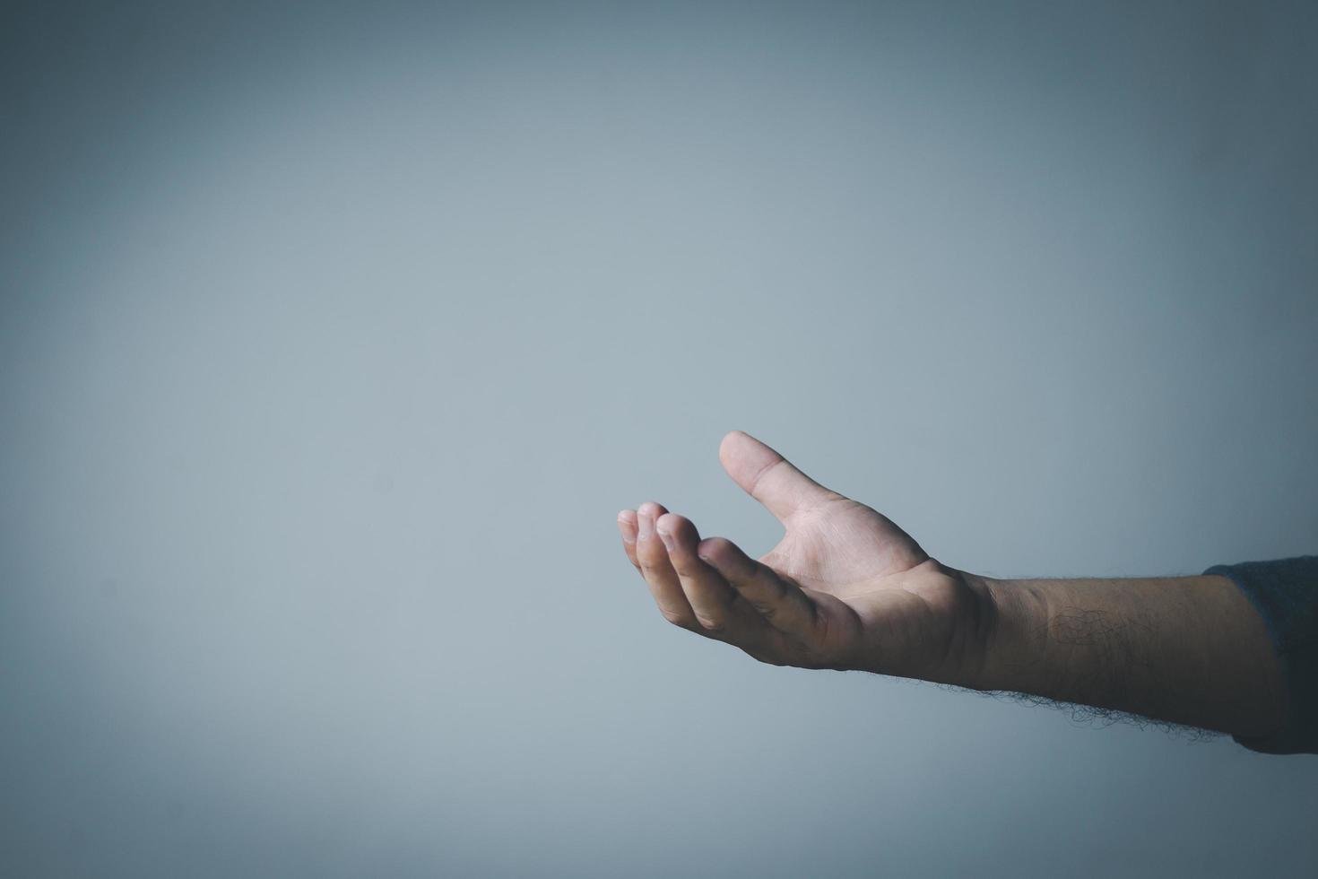 man's hand concept de man spreidt zijn handen ter hoogte van zijn borst. geschikt voor het maken van producten, producten of symbolen om samen te stellen met afbeeldingen. foto