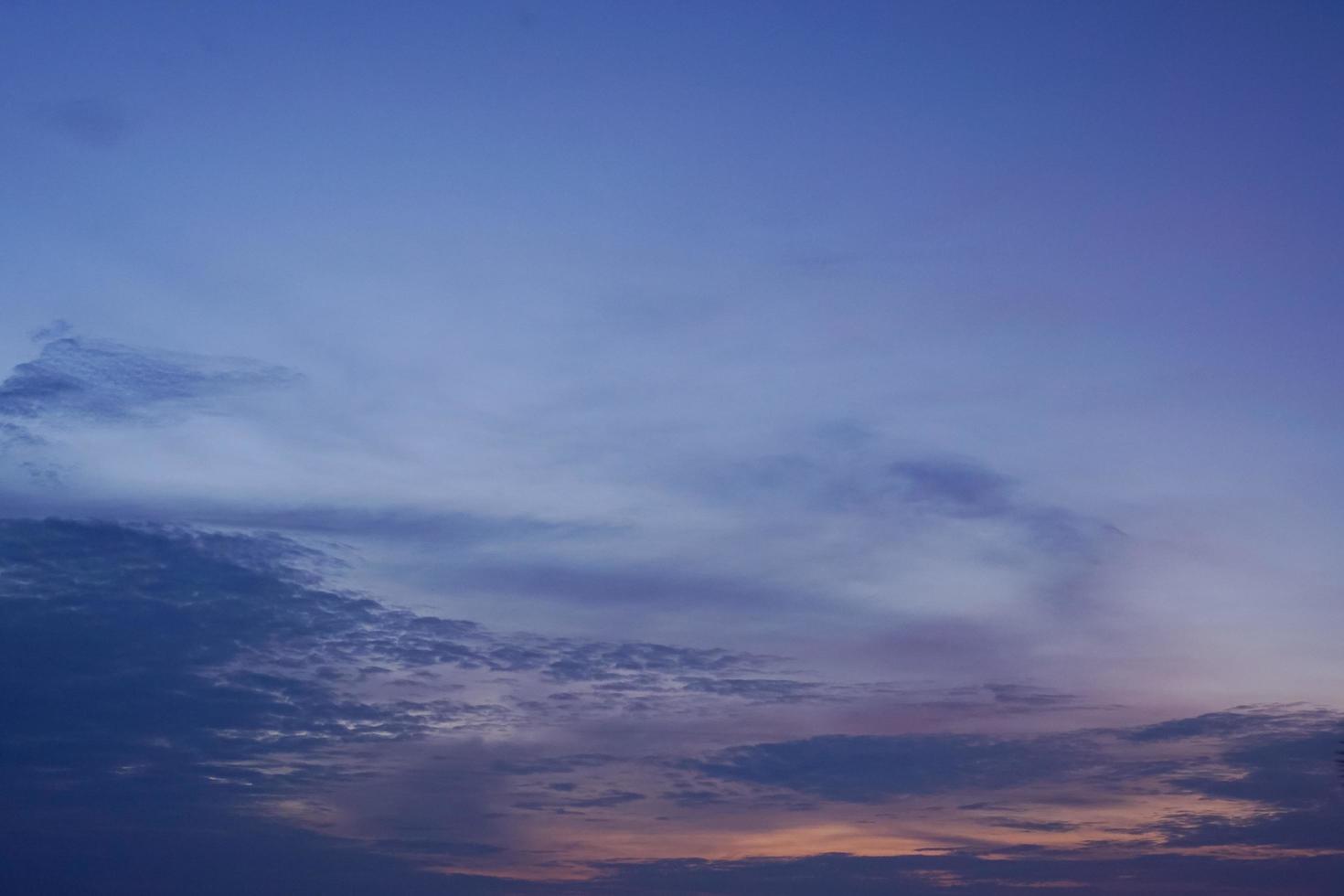 blauwe lucht op gouden uur foto