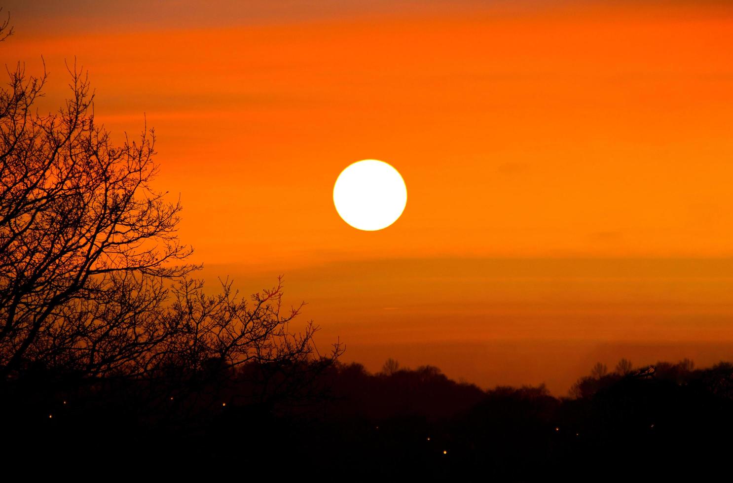 prachtig zonsondergangbeeld - de zon gaat onder foto